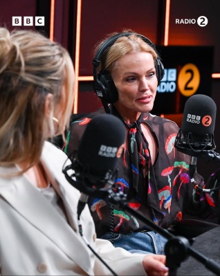 Nobody27s_left_outside_alone_on_Big_Guest_Friday21_Three_pop_ICONS_joined__realscottmills2C_hear_P_28129.jpg