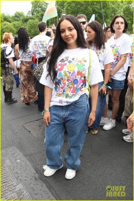 celebrities-walking-in-the-london-pride-parade-20.jpg