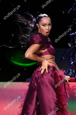 https___www_shutterstock_com_editorial_image-editorial_M0T3Y1x2N1z6Ady0ODY4OTY3D_leigh-anne-performing-on-stage-capital_s-jingle-bell-1500w-16007429eh.jpg