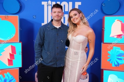 https___www_shutterstock_com_editorial_image-editorial_M1T3Ufx3M0j9If3cNjg1ODU3D_perrie-talks-alex-oxlaide-chamberlain-on-tablet-backstage-1500w-14977322ed.jpg