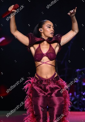 https___www_shutterstock_com_editorial_image-editorial_M1TdY6x4Ncz2AayaODcwMTM3D_leigh-anne-performing-on-stage-capital_s-jingle-bell-1500w-16007429ei.jpg