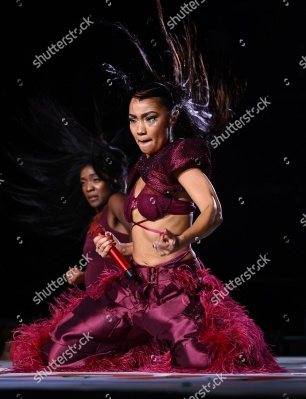 https___www_shutterstock_com_editorial_image-editorial_M5T0Y2x5Ncz7A6ydODg4NDg3D_leigh-anne-performing-on-stage-capital_s-jingle-bell-1500w-16007429fq.jpg