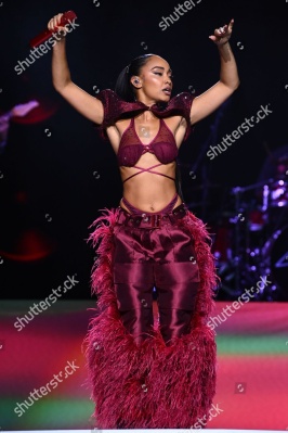 https___www_shutterstock_com_editorial_image-editorial_M7T5Y2x6Ncz2AcyaODcwMzE3D_leigh-anne-performing-on-stage-capital_s-jingle-bell-1500w-16007429ek.jpg