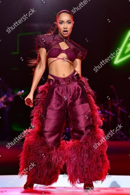 https___www_shutterstock_com_editorial_image-editorial_MbT9Y6x7NfzcAcydODkyMzI3D_leigh-anne-performing-on-stage-capital_s-jingle-bell-1500w-16007429gf.jpg