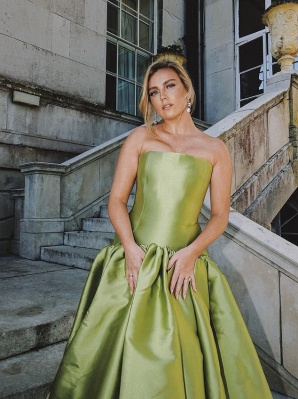 imgi_1_101470619-15025595-In_another_look_Perrie_looked_elegant_as_she_posed_in_the_countr-a-8_175.jpg