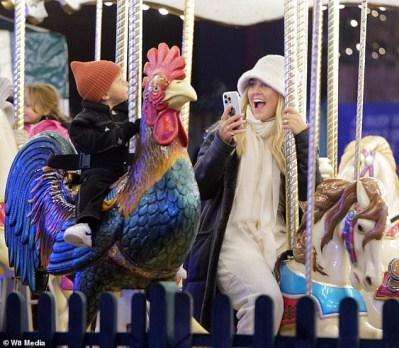 78639507-12832023-Perrie_Edwards_30_enjoyed_a_festive_evening_with_her_son_Axel_at-a-21_1701863430257.jpg