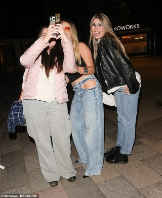 90447547-13923807-Perrie_stopped_and_posed_for_selfies_with_fans-a-3_1728028588072.jpg