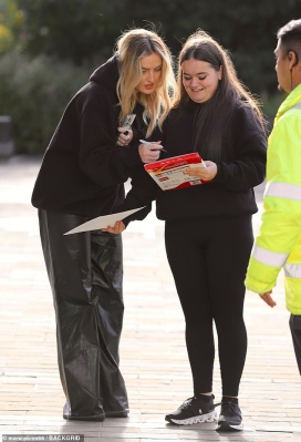 90560545-13933931-Perrie_seemed_in_good_spirits_as_she_stopped_to_chat_to_fans_bef-a-5_1728324310662.jpg
