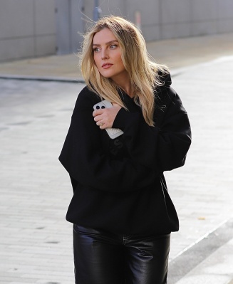 90560549-13933931-Perrie_Edwards_proudly_showed_off_her_dazzling_engagement_ring_a-a-2_1728324310563.jpg