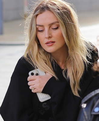 90560551-13933931-She_carried_her_phone_close_to_her_chest_as_she_walked_around_th-a-6_1728324310663.jpg