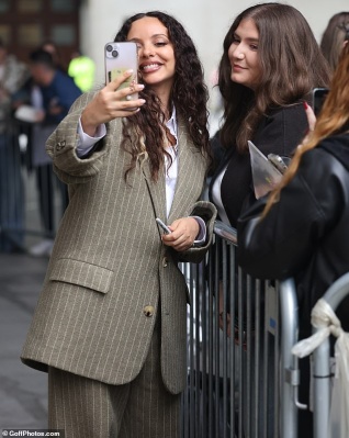 91292941-14003135-After_Jade_s_performance_she_left_the_BBC_studios_and_posed_with-a-4_1729883103786.jpg