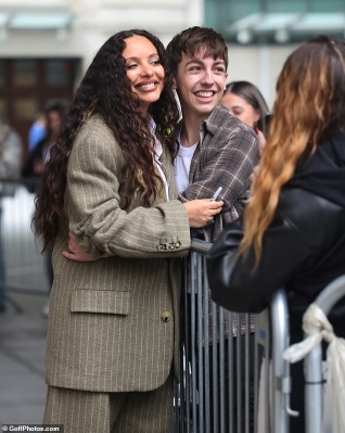 91292949-14003135-The_singer_seemed_more_than_happy_to_pose_and_talk_to_fans_outsi-a-3_1729883103768.jpg