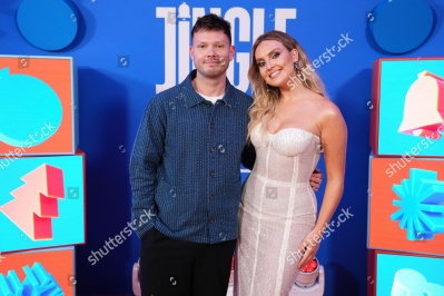 https___www_shutterstock_com_editorial_image-editorial_MbT1U1x4Mcj8I73bNjg1OTA3D_perrie-talks-alex-oxlaide-chamberlain-on-tablet-backstage-1500w-14977322ef.jpg