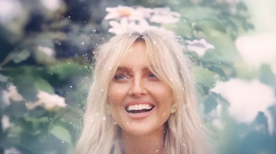 perrie_xmas_.jpg