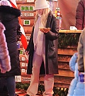 78639149-12832023-Perrie_looked_warm_and_cosy_in_her_chic_fur_hat_and_matching_sca-a-32_1701869246202.jpg