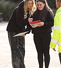 90560545-13933931-Perrie_seemed_in_good_spirits_as_she_stopped_to_chat_to_fans_bef-a-5_1728324310662.jpg