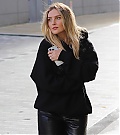 90560549-13933931-Perrie_Edwards_proudly_showed_off_her_dazzling_engagement_ring_a-a-2_1728324310563.jpg